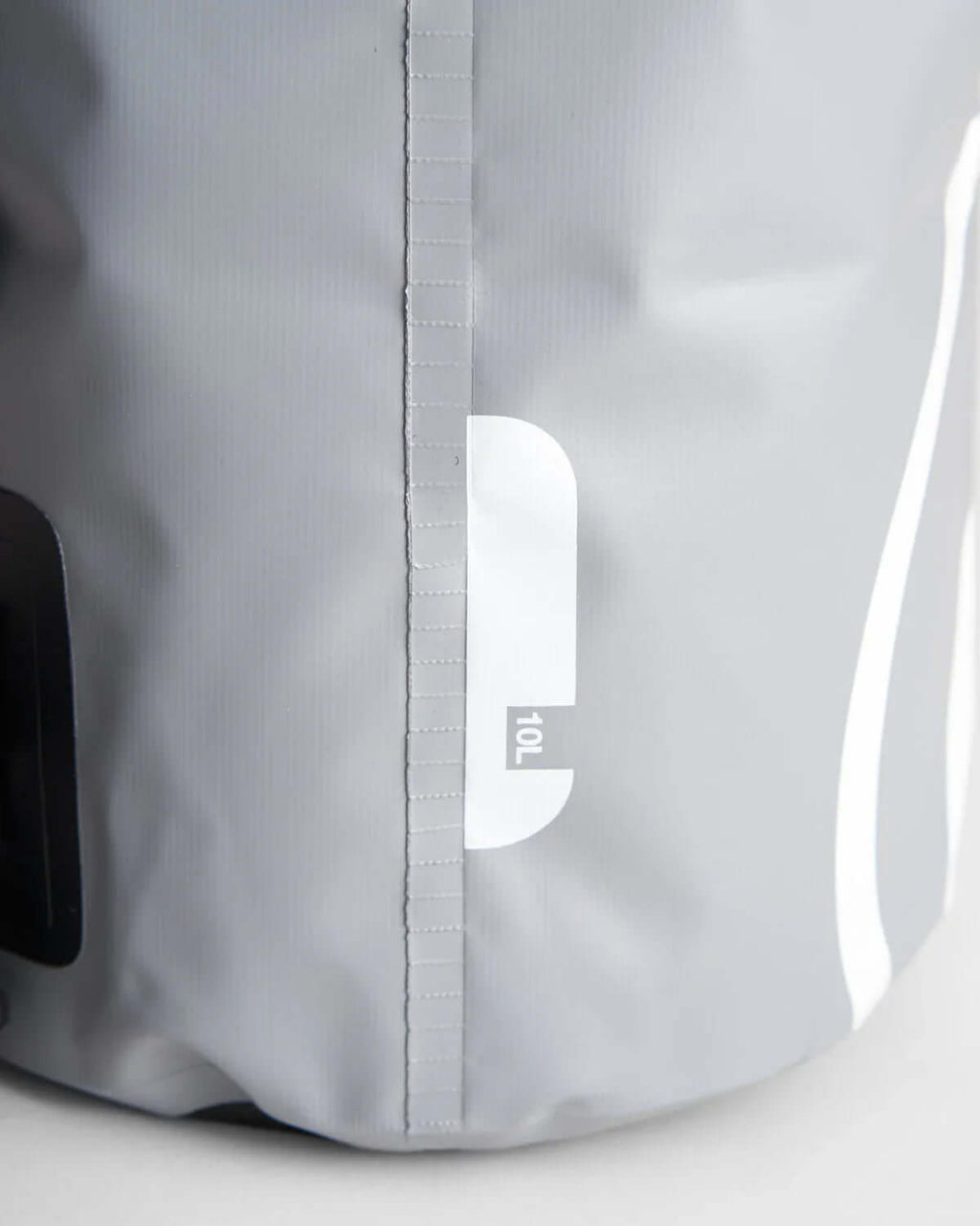 Détail du sac étanche 10L en PVC 500D, conçu pour protéger les effets personnels en milieu aquatique.