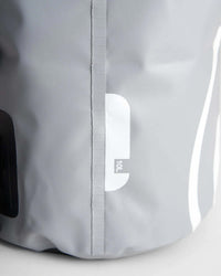 Détail du sac étanche 10L en PVC 500D, conçu pour protéger les effets personnels en milieu aquatique.