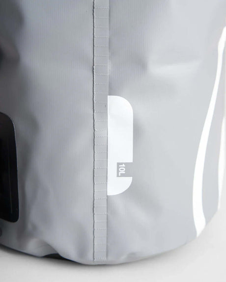 Détail du sac étanche 10L en PVC 500D, conçu pour protéger les effets personnels en milieu aquatique.