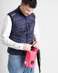 Homme utilisant un Sac étanche 3L Rooster en PVC 500D lors d'une activité de plein air.