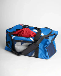Sac multifonction 60L étanche ouvert, montrant son intérieur spacieux et sa bandoulière rembourrée.