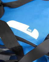 Sac multifonctions 60L - Détail du sac en bleu avec logo et bandoulière rembourrée.