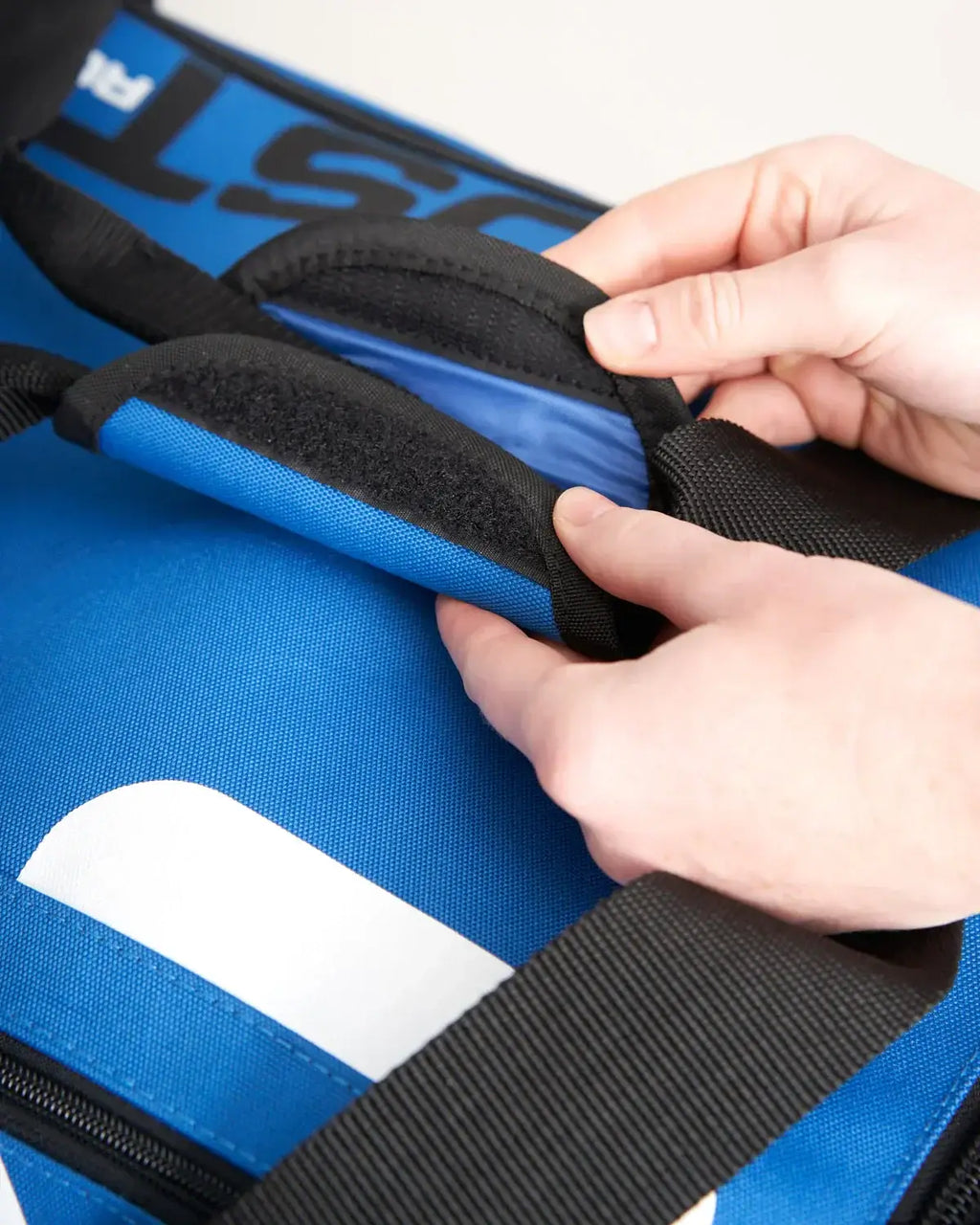 sac multifonction 60L étanche avec compartiment principal et fermeture éclair robuste
