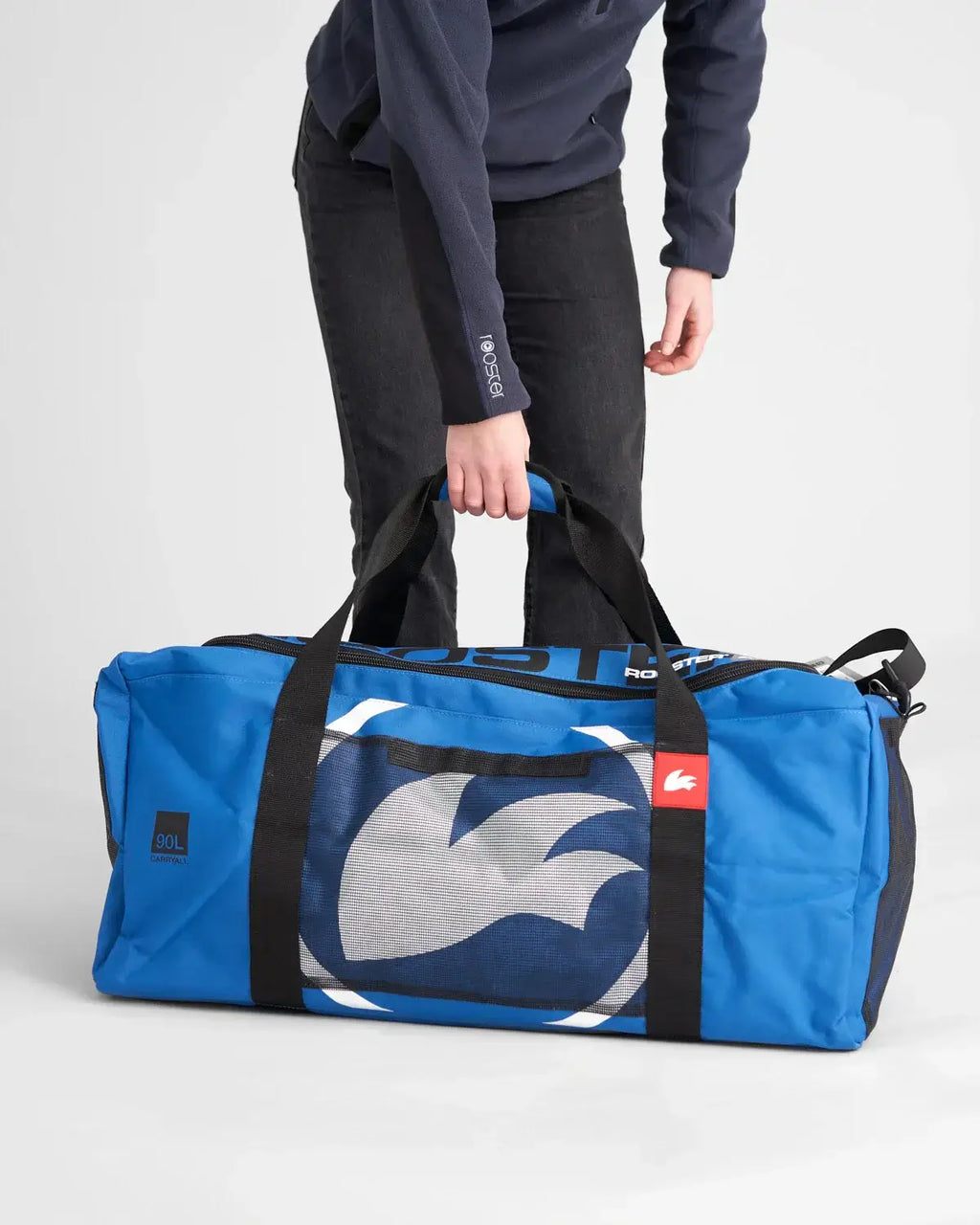 Sac multifonctions 90L en bleu, porté à la main, idéal pour le rangement d'équipement.