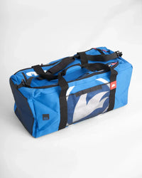 Sac multifonctions 90L en bleu, équipé de bandoulière rembourrée et fermetures éclair robustes.