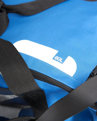 Sac multifonction 60L étanche en couleur bleue avec bandoulière et fermetures éclair robustes.