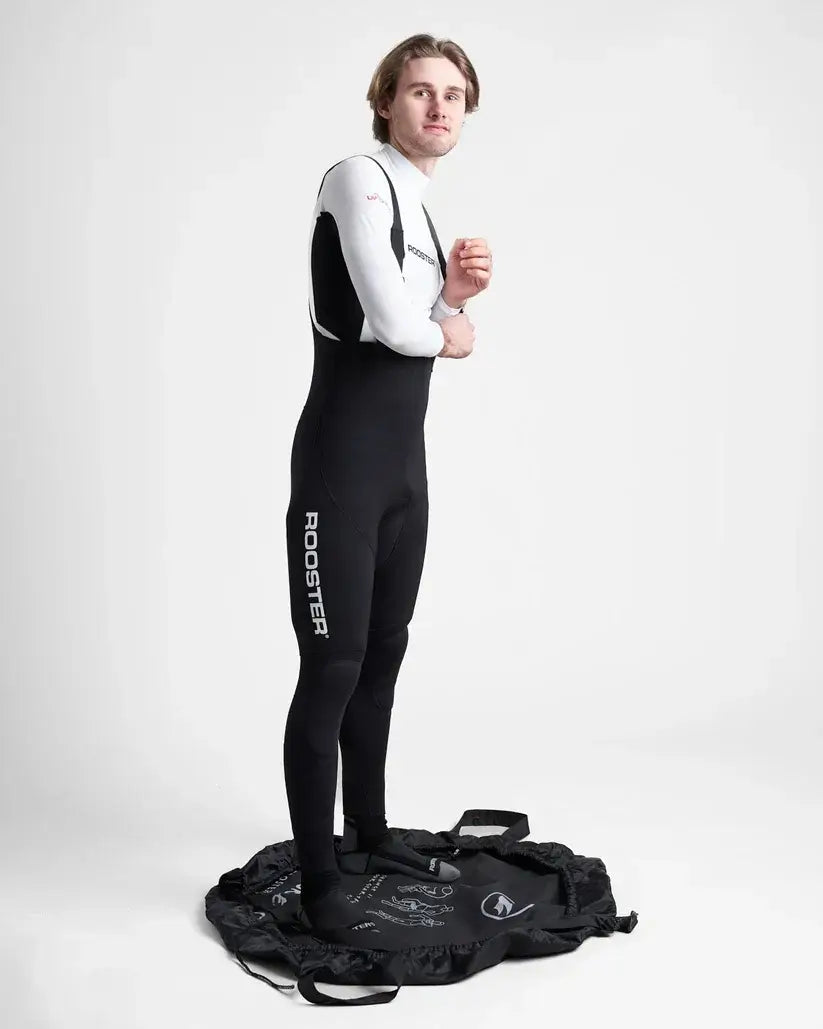 Sac-tapis de changement utilisé par un sportif sur une surface noire, combinant confort et praticité.
