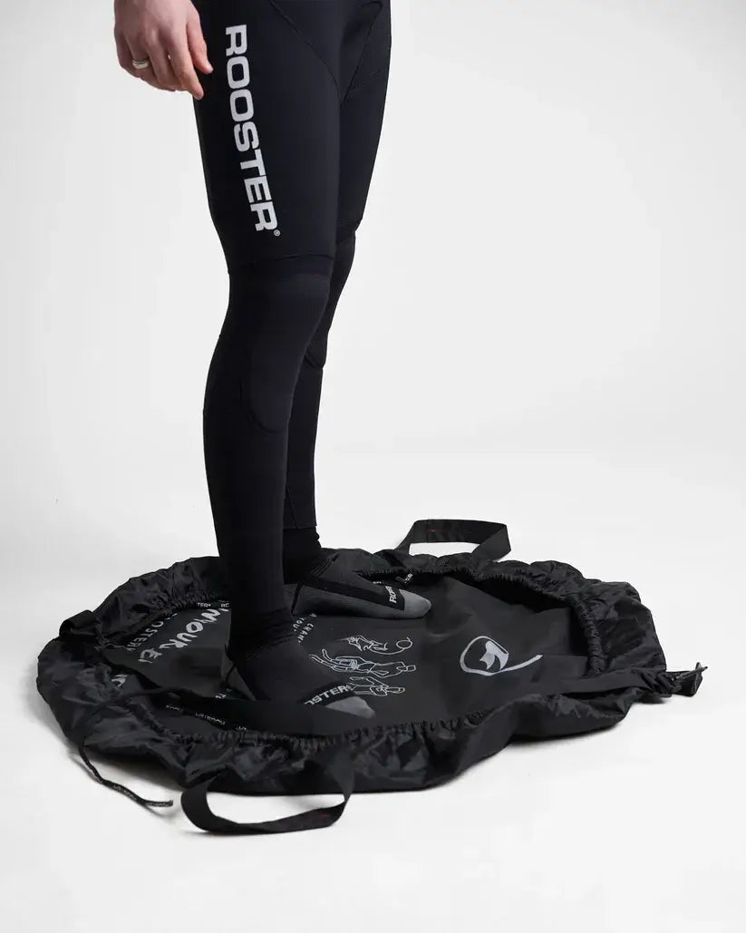 Sac-tapis de changement utilisé par un sportif sur un sol pour un changement sécurisé et confortable.