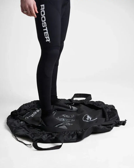 Sac-tapis de changement utilisé par un sportif sur un sol pour un changement sécurisé et confortable.
