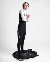 Sac-tapis de changement utilisé par un sportif sur une surface noire, combinant confort et praticité.
