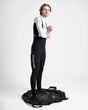 Sac-tapis de changement utilisé par un sportif sur une surface noire, combinant confort et praticité.