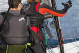 Compas Speedo SK02 GPS utilisé par des navigateurs sur un voilier, affichant des données de navigation.