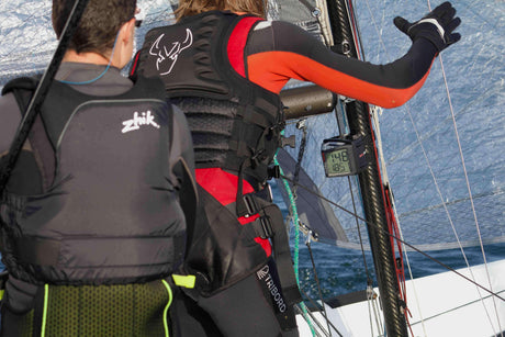 Compas Speedo SK02 GPS utilisé par des navigateurs sur un voilier, affichant des données de navigation.
