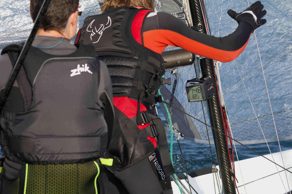 Compas Speedo SK02 GPS utilisé par des navigateurs sur un voilier, affichant des données de navigation.
