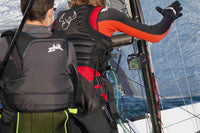 Compas Speedo SK02 GPS utilisé par des navigateurs sur un voilier, affichant des données de navigation.