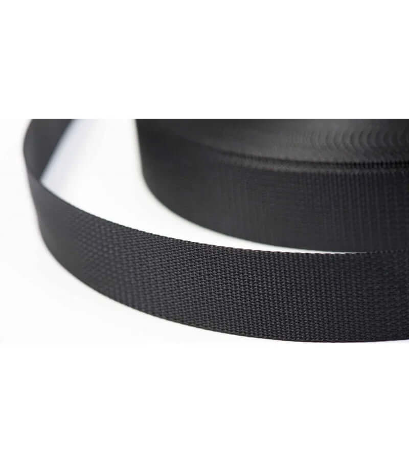 Sangle polyester noire, 25 mm de largeur, 100 % polyester, hautement résistant pour divers usages.