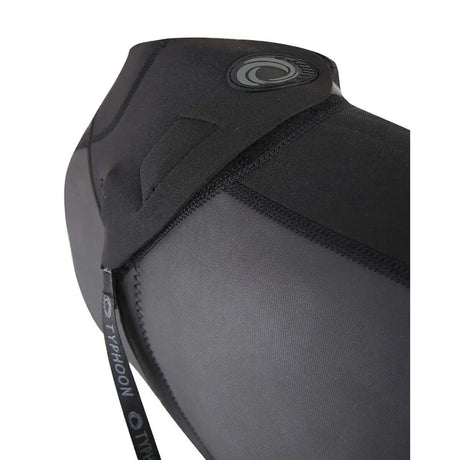 Shorty NEOPRENE Storm2.8 détail de la combinaison avec logo Typhoon et coutures plates.