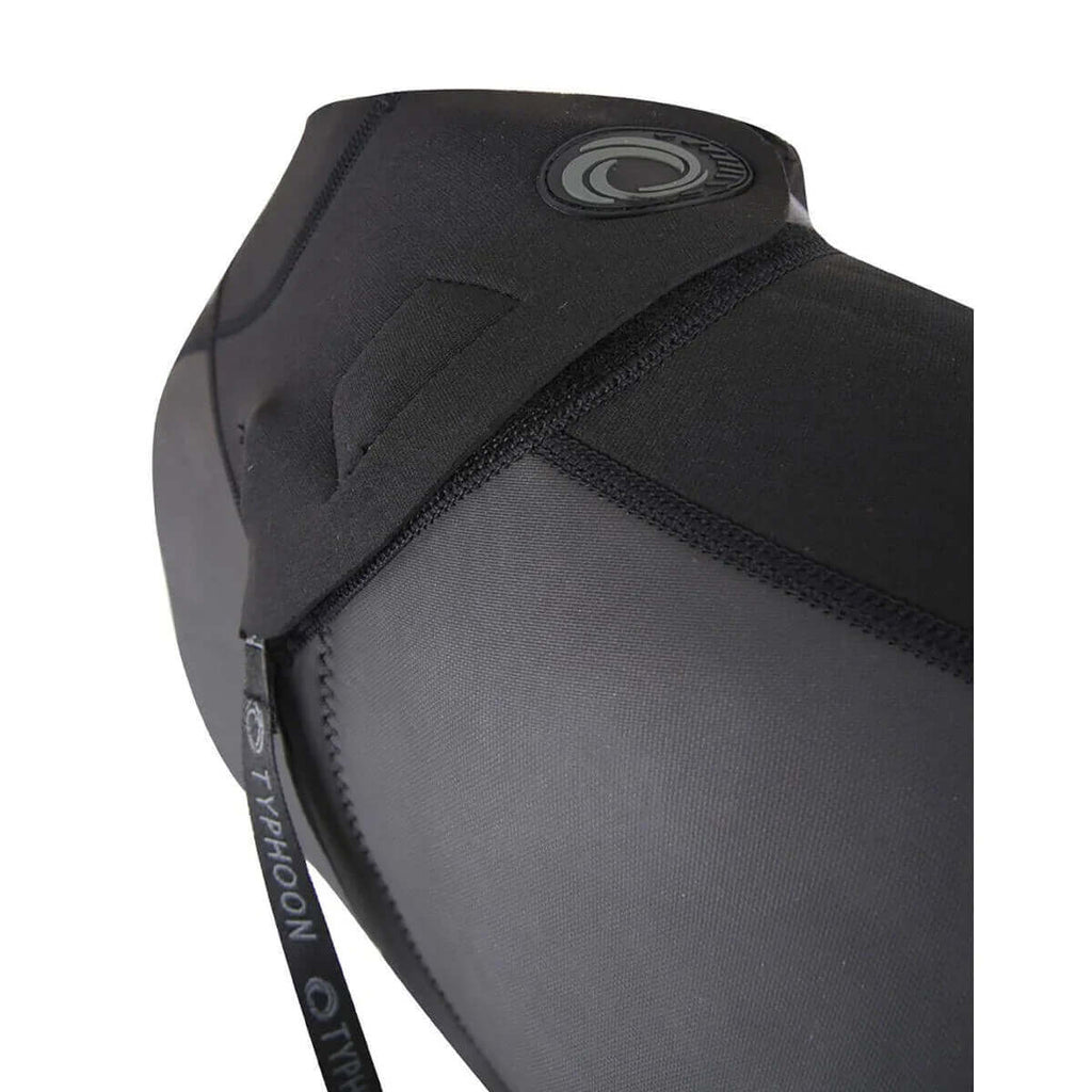 Shorty NEOPRENE Storm2.8 détail de la combinaison avec logo Typhoon et coutures plates.
