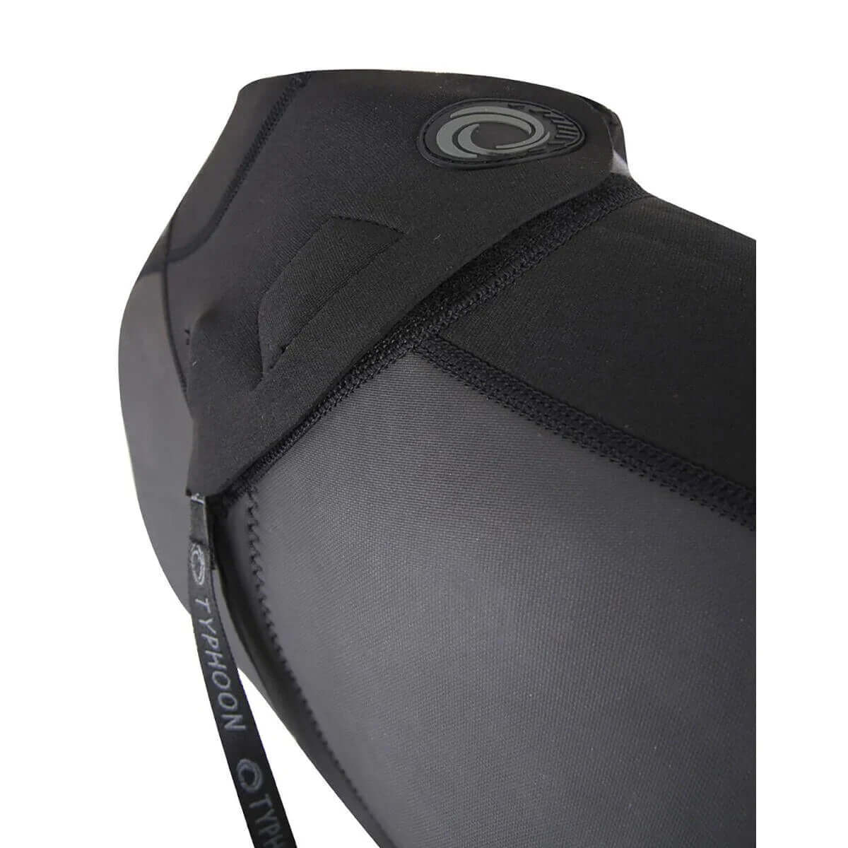 Shorty NEOPRENE Storm2.8 détail de la combinaison avec logo Typhoon et coutures plates.