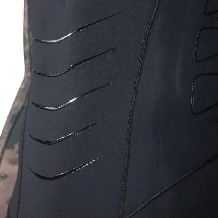 Détail de la Combinaison Steamy WIP néoprène intégrale 3mm montrant le design et les éléments techniques de la couture.