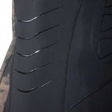 Détail de la combinaison STEAMY montrant le design et les éléments techniques de la couture.