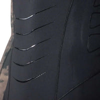 Détail de la Combinaison Steamy WIP néoprène intégrale 3mm montrant le design et les éléments techniques de la couture.