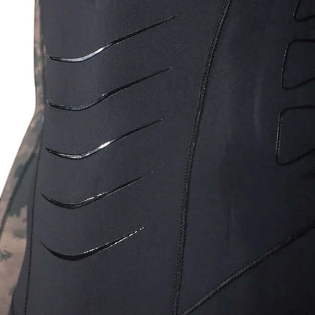 Détail de la combinaison STEAMY montrant le design et les éléments techniques de la couture.
