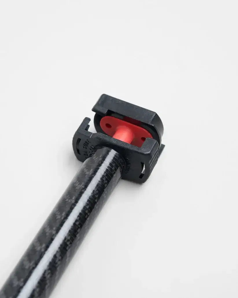Stick carbone 1500mm à 2500mm, featuring a black carbon tube and iconic red rubber cap for durability and performance.