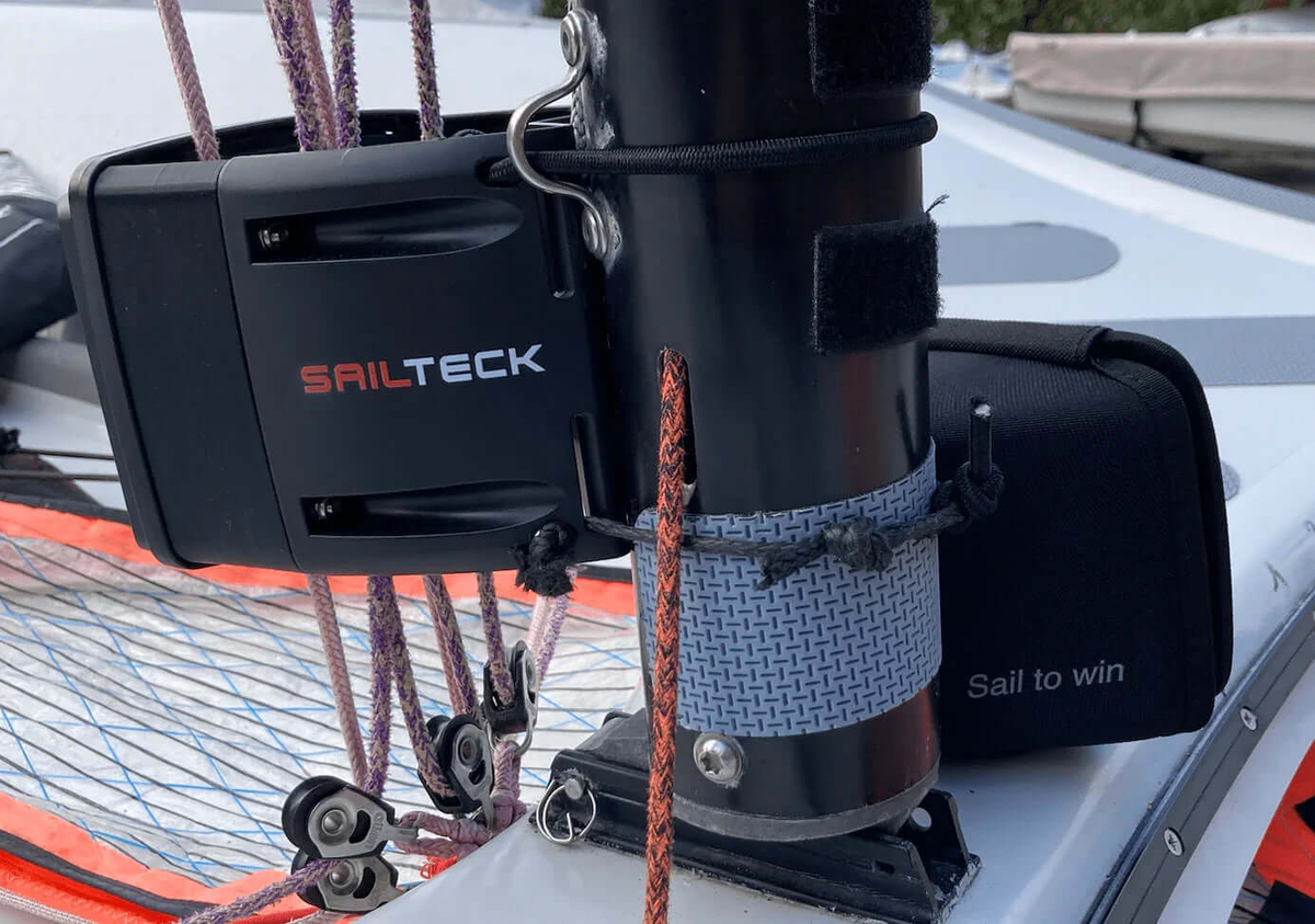 Support SK04 pour compas SK01/02 installé sur un mât de voilier, montrant des sangles de fixation.
