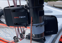 Support SK04 pour compas SK01/02 installé sur un mât de voilier, montrant des sangles de fixation.