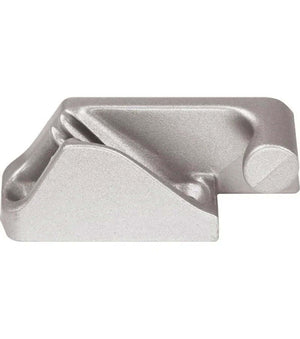 Clamcleat junior MK2 ouvert Tribord en aluminium, vue latérale de l'utilisation, accessoire nautique.