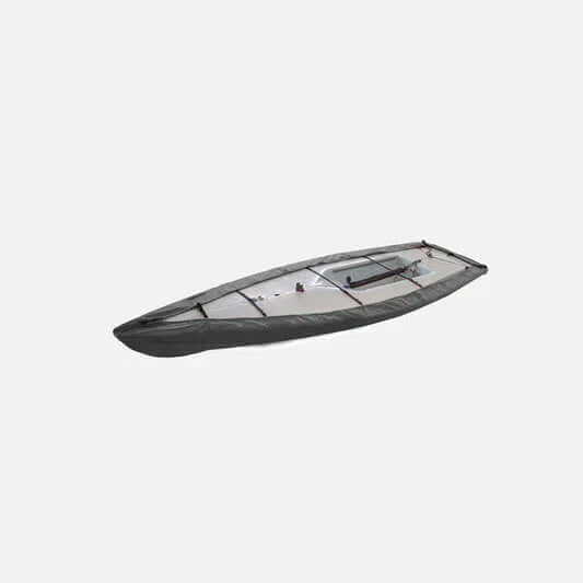 Taud ilca en toile polyester sur un bateau, conçu pour la protection et l'ajustement facile.