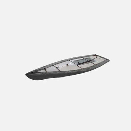 Taud ilca en toile polyester sur un bateau, conçu pour la protection et l'ajustement facile.