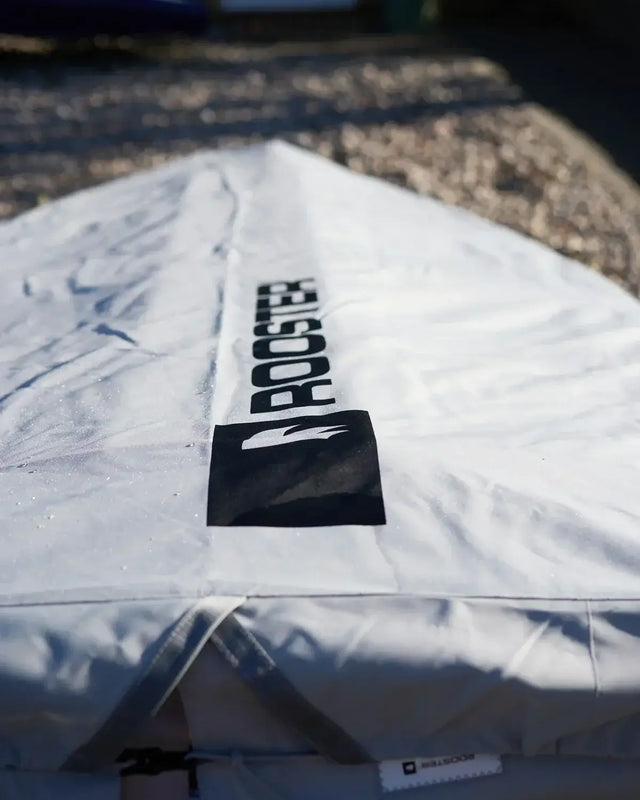 Housse de bateau Taud du dessus ILCA en polyester haut de gamme, offrant protection et ventilation.