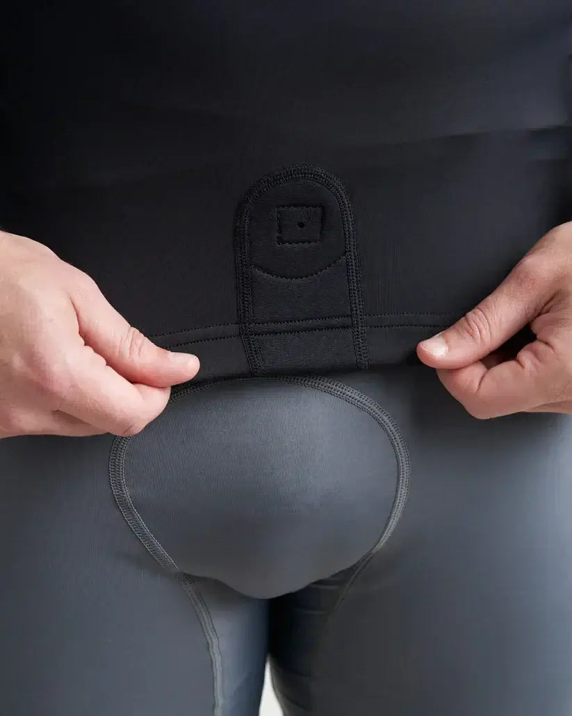 Top avec poche pour couteau de sécurité, détail sur le système de maintien et de compression.