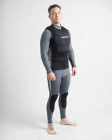 Top avec poche pour couteau de sécurité porté par un homme, conçu pour les navigateurs avec un tissu résistant.