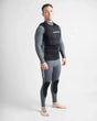 Top avec poche pour couteau de sécurité porté par un homme, conçu pour les navigateurs avec un tissu résistant.
