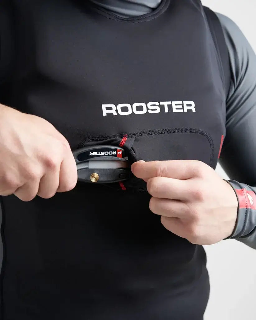 Top avec poche pour couteau de sécurité de Rooster, montrant la fonction de poche pour couteau.