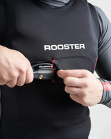 Top avec poche pour couteau de sécurité de Rooster, montrant la fonction de poche pour couteau.
