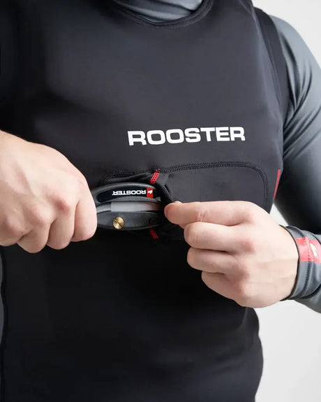 Top avec poche pour couteau de sécurité de Rooster, montrant la fonction de poche pour couteau.