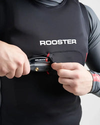 Top avec poche pour couteau de sécurité de Rooster, montrant la fonction de poche pour couteau.