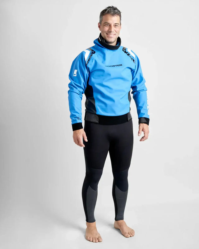 Homme portant le Top Pro Aquafleece Top de Rooster, une veste semi-étanche pour sports nautiques.