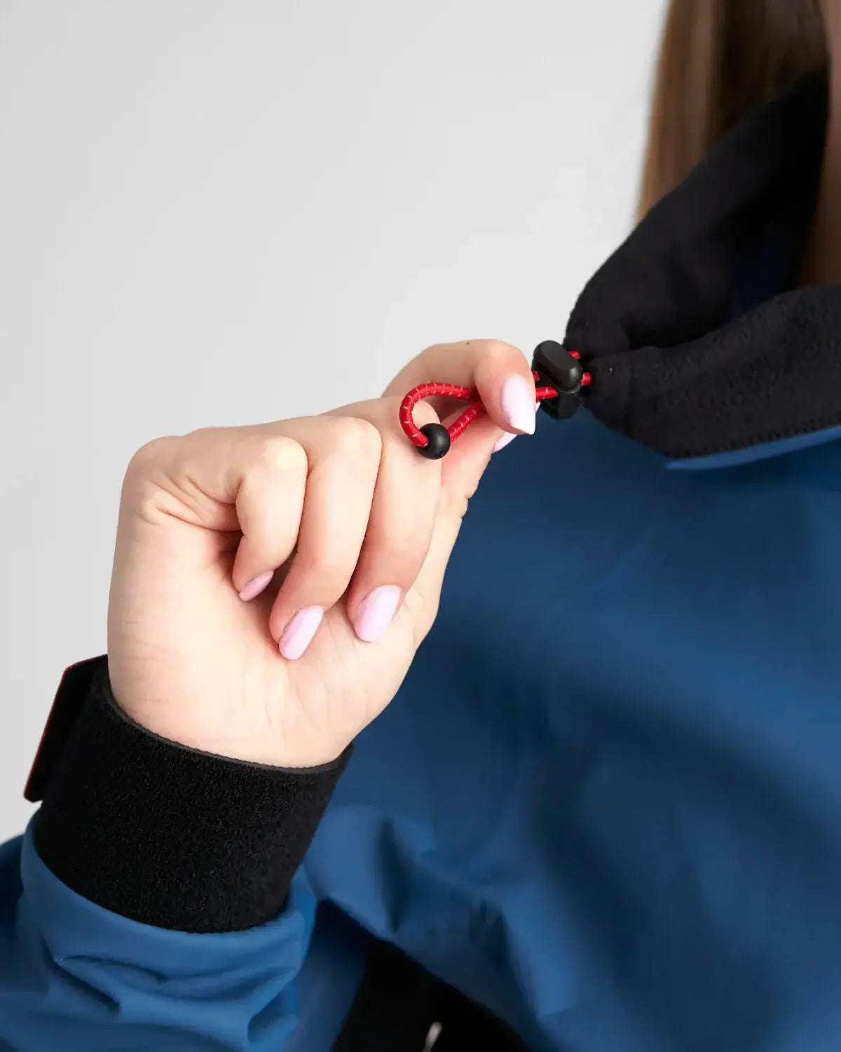 Top Pro Aquafleece Women close-up of adjustable hood with elastic cord and hand detail.