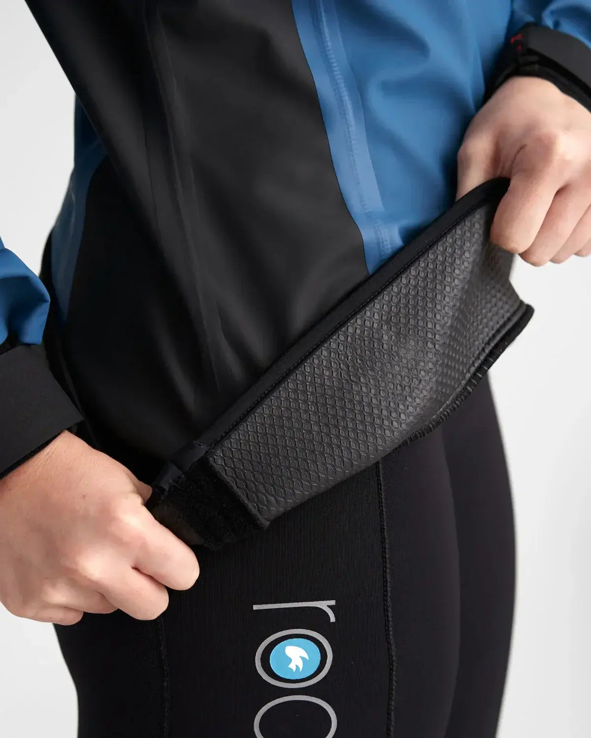 Top Pro Aquafleece Women showing the secure fit and flexible waistband detail.