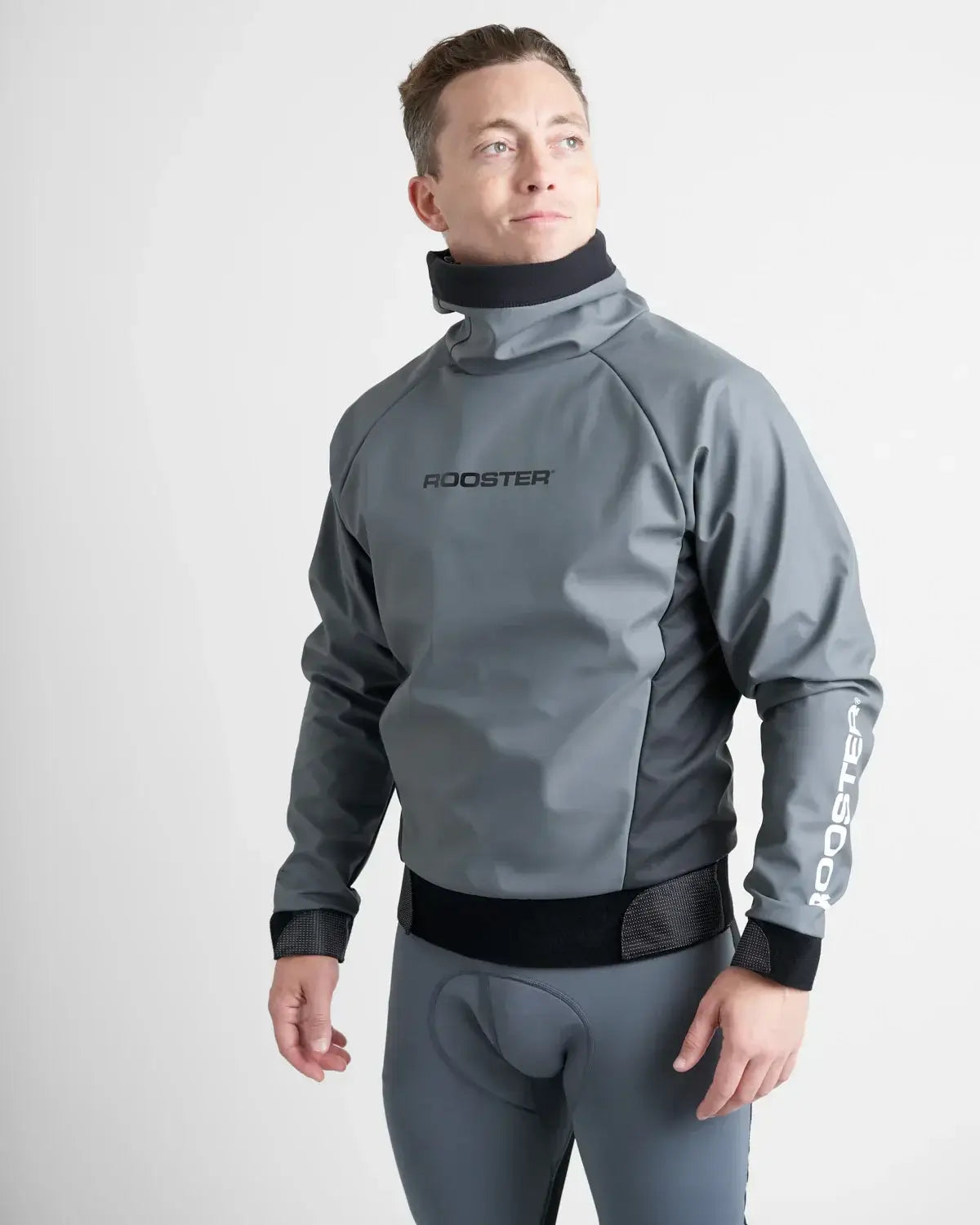 Homme portant le Top Pro Lite Aquafleece de Rooster, vêtement technique pour sports nautiques.