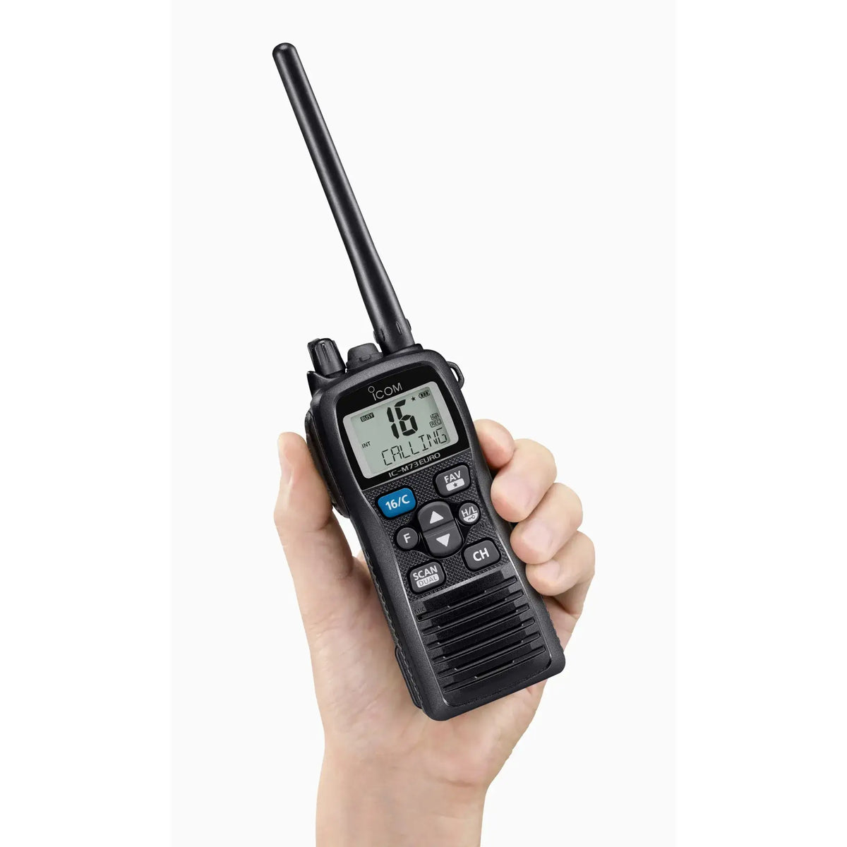 VHF Portable ICOM ICM73 EURO 64 en main avec antenne et écran affichant le canal.