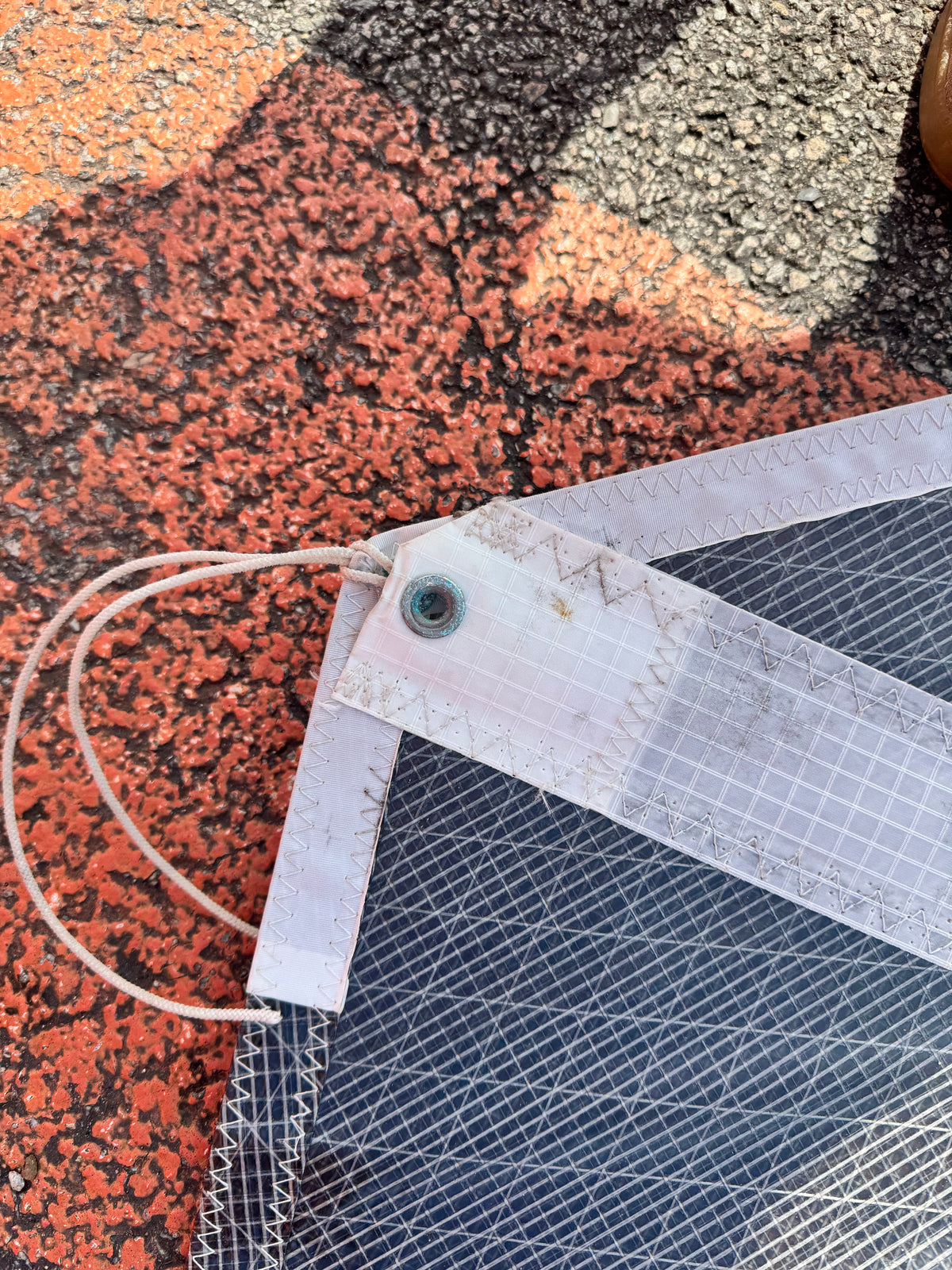 Détails de la couture et des poulies sur une voile F18 occasion état neuf.