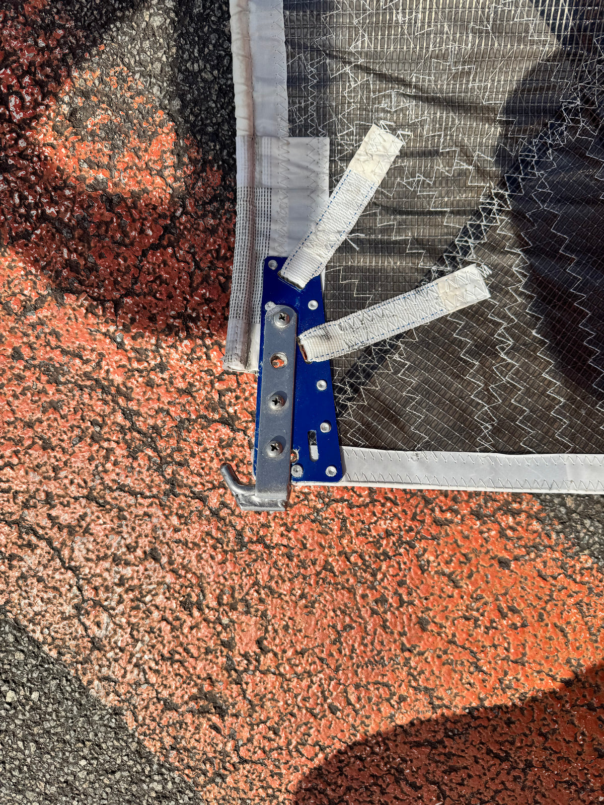 Détail de la fixation de la voile F18 occasion état neuf montrant les poulies de cunnigham.