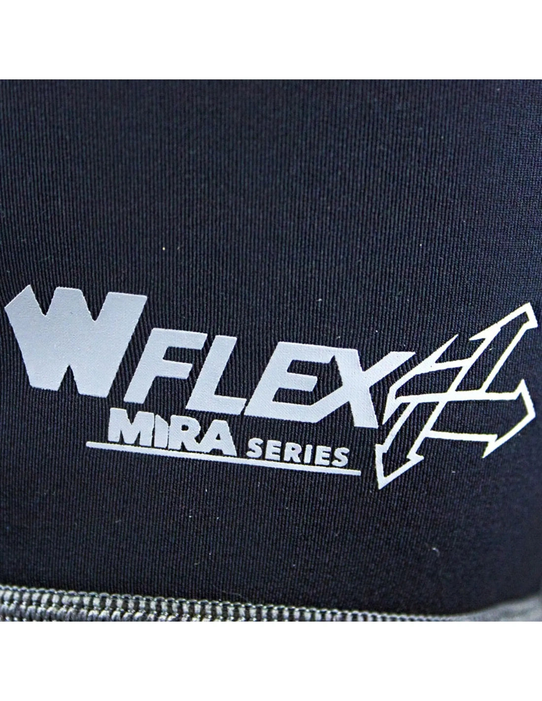 Logo W-Flex de la série Mira sur un vêtement de néoprène.
