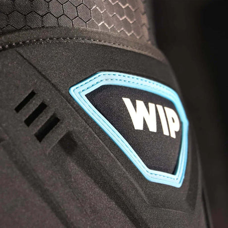 Détail du harnais de trapèze EXO HARNESS 3.0 montrant le logo WIP sur un matériau technique.